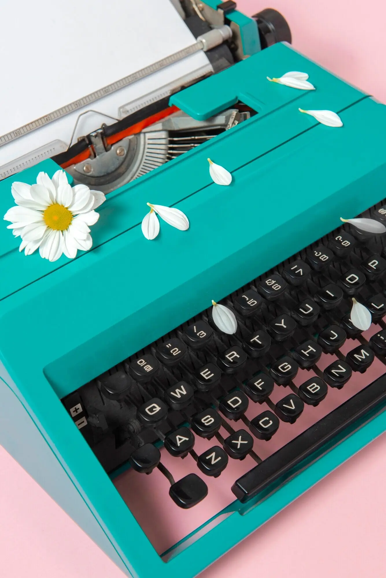 Leuchtend bunte Retro-Schreibmaschine mit Tastatur und Knöpfen