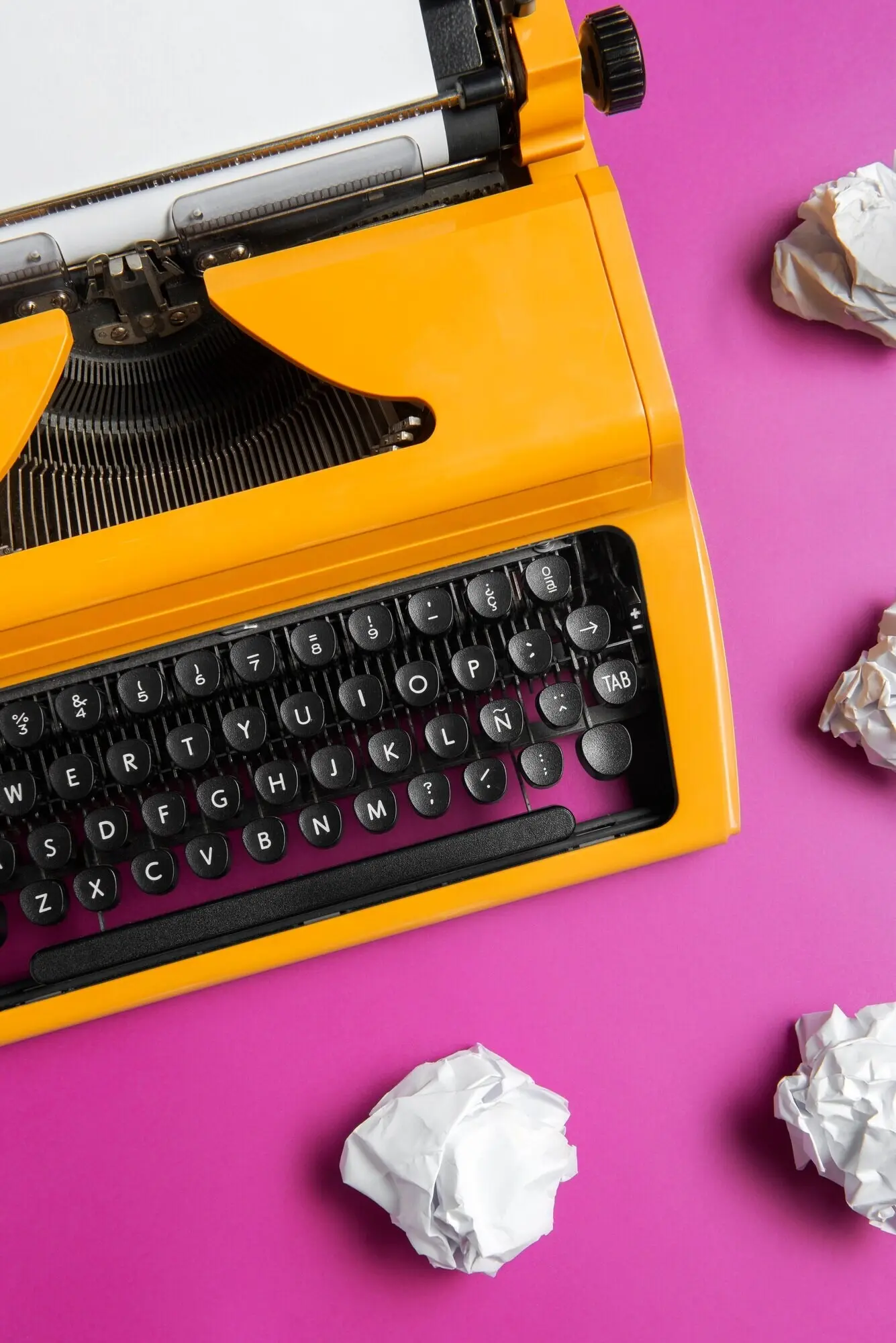 Stillleben mit einer bunten Schreibmaschine.